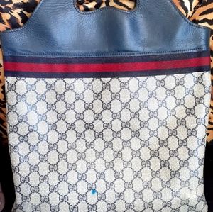 A Gucci purse